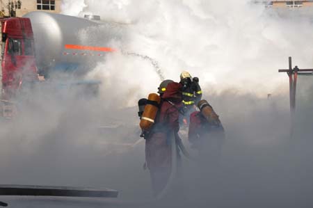 Fire fighters cool the site where an ammonia gas leak occurred at Chifeng Pharmaceutical Factory in Chifeng City, north China's Inner Mongolia Autonomous Region, on August 5, 2009.