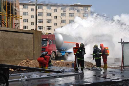 Fire fighters cool the site where an ammonia gas leak occurred at Chifeng Pharmaceutical Factory in Chifeng City, north China's Inner Mongolia Autonomous Region, on August 5, 2009.