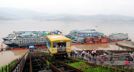 Passengers land at Zigui Port to pass the Three Gorges by bus in Zigui county of central China's Hubei Province, on August 4, 2009.