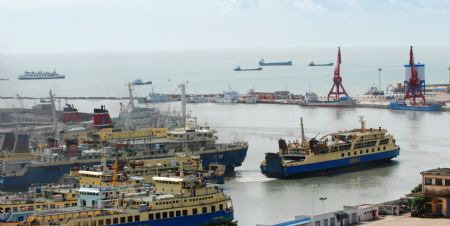 A passenger liner leaves Xiuying port in Haikou, capital of south China's Hainan Province, on August 8, 2009.