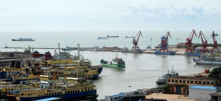 A passenger liner leaves Xiuying port in Haikou, capital of south China's Hainan Province, on August 8, 2009. [Xinhua]