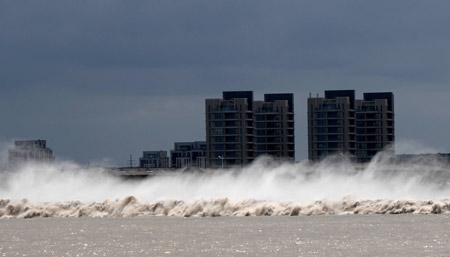 Affected by typhoon 'Morakot', strong tides surge on the Qiantang River in Haining, a city of east China's Zhejiang Province, on August 8, 2009.