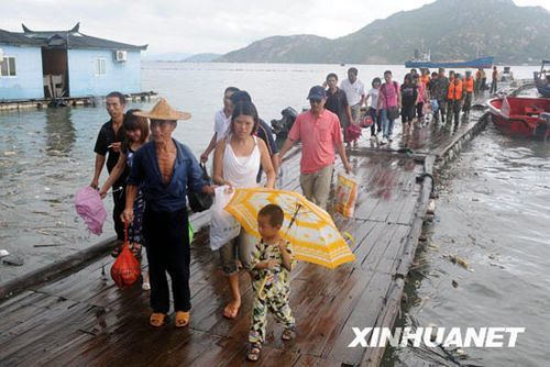 People are evacuated in Ningde, Fujian Province on August 7. Weather forecasters said late Saturday typhoon Morakot was likely to land on the coast from Cangnan, Zhejiang Province, to Xiapu, neighboring Fujian Province, between 8:00 AM and 10:00 AM Sunday.