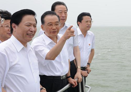 Chinese Premier Wen Jiabao (Front 2nd L) gestures onboard a boat during an inspection on the pollution treatment work on Taihu Lake in Wuxi city, eastern China's Jiangsu Province on Friday, August 7, 2009. 