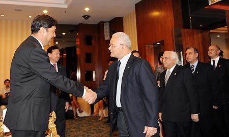 Nur Bekri (1st L), chairman of Xinjiang Uygur Autonomous Region government, shakes hands with Egyptian Ambassador to China Mahmoud Allam in Urumqi, northwest China's Xinjiang Uygur Autonomous Region, on August 10, 2009.