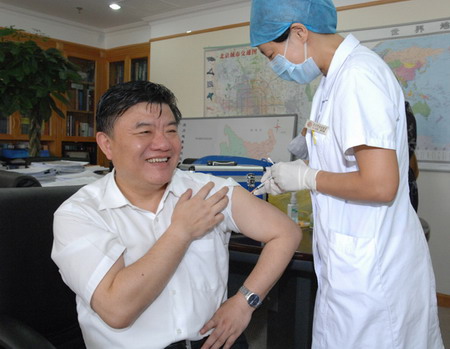 As the first one to receive the A(H1N1) flu trial vaccine in China, Health Minister Chen Zhu received his second inoculation in Beijing, on August 11, 2009.