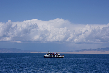 Tourists are seen in a ship in the Qinghai Lake, about 150 kilometers west of Xining, capital of northwest China's Qinghai Province, on August 13, 2009. 