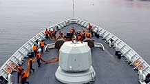 The Zhoushan missile frigate of the Chinese escort flotilla enters the harbor of Salalah, Oman, on August 14, 2009. The Chinese escort flotilla visited the habor of Salalah in Oman for a rest and reorganization for the first time on Friday.