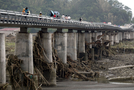 Photo taken on Aug. 14, 2009 shows the damaged bridge on the road to Qishan Township in Kaohsiung, southeast China's Taiwan Province.