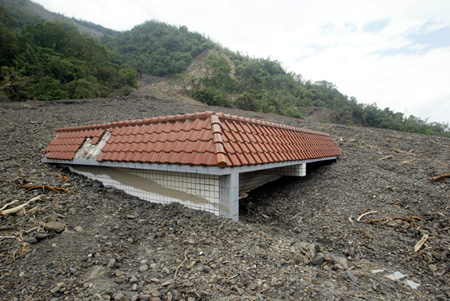 Photo taken on Aug. 14, 2009 shows a house buried by debris flow in Kaohsiung, southeast China's Taiwan Province.