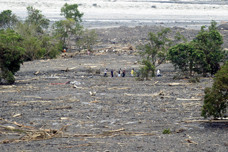 Villagers search for lost belongings in a damaged village in Kaohsiung, southeast China's Taiwan Province, on August 14, 2009. 