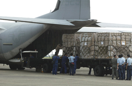 A US military KC-130J aircraft, carrying relief supplies for typhoon Morakot victims, lands in Tainan County, southern Taiwan August 16, 2009. [CFP]