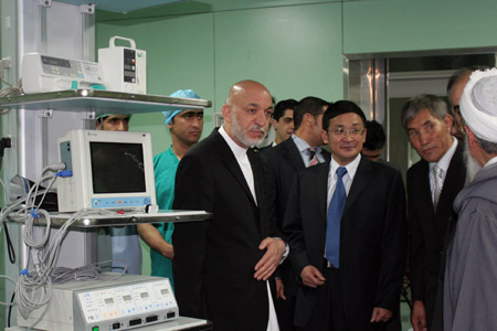 Afghan President Hamid Karzai (L) visits Republic Hospital on the inauguration ceremony in Kabul, capital of Afghanistan, Aug. 16, 2009. The 350-bed hospital, which was built with 25 million US dollars provided by Chinese government, is the most well equipped in Afghanistan. (Xinhua/Zabi Tamanna)