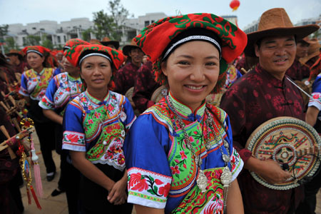 Local people attend the Painted-face Festival in Qiubei County of southwest China's Yunnan Province, on August 15, 2009
