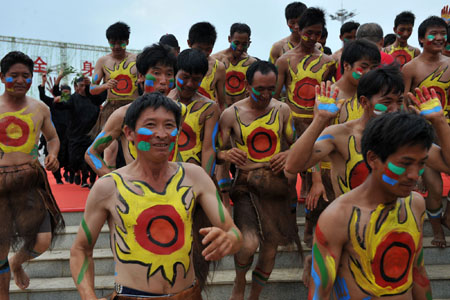 Local people attend the Painted-face Festival in Qiubei County of southwest China's Yunnan Province, on August 15, 2009