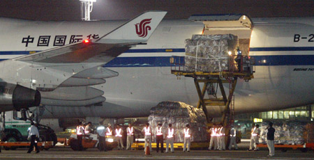 Workers unload relief materials from China's mainland after the special flight arrived at Kaohsiung, southeast China's Taiwan Province, on August 18, 2009. 