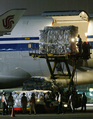 Workers unload relief materials from China's mainland after the special flight arrived at Kaohsiung, southeast China's Taiwan Province, on August 18, 2009.