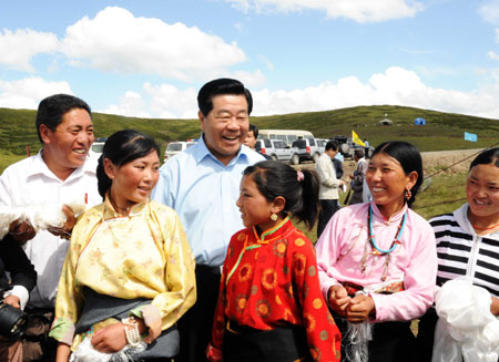 Jia Qinglin (3rd L), chairman of the National Committee of the Chinese People's Political Consultative Conference (CPPCC), talks with local residents as he visits Maiwa Township of Hongyuan County in the Tibetan-Qiang Autonomous Prefecture of Aba, southwest China's Sichuan Province, on August 15, 2009. Jia Qinglin visited Sichuan for an investigating and researching tour on August 14-18. 