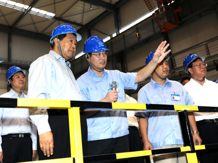 Jia Qinglin (2nd L), chairman of the National Committee of the Chinese People's Political Consultative Conference (CPPCC), visits Dongfang Steam Turbine Plant in southwest China's Sichuan Province, on August 16, 2009.