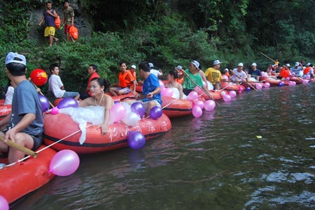New couples float on Shanmu River in Shibing, southwest China&apos;s Guizhou Province, on August 18, 2009. Some 11 couples floated as a romantic wedding ceremony on Tuesday.