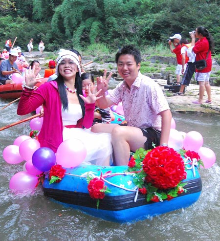 New couples float on Shanmu River in Shibing, southwest China&apos;s Guizhou Province, Aug. 18, 2009. Some 11 couples floated as a romantic wedding ceremony on Tuesday. 