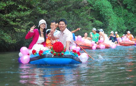 New couples float on Shanmu River in Shibing, southwest China&apos;s Guizhou Province, Aug. 18, 2009. Some 11 couples floated as a romantic wedding ceremony on Tuesday. 