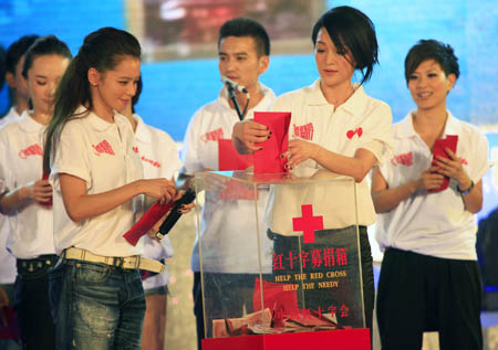 Actress Zhou Xun (R, front) and Vivian Hsu (L, front) donate with other performers during a television fundraiser in Beijing, capital of China, on August 20, 2009.