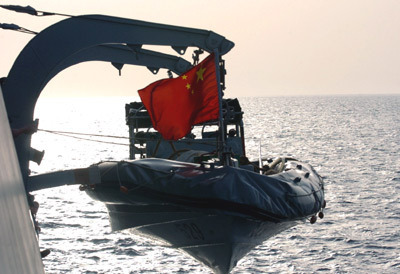 The Zhoushan missile frigate of the Chinese escort flotilla is about to release its yacht to protect merchant vessel 'Zhenhua 14' from pirates in the Aden Gulf, on August 20, 2009.