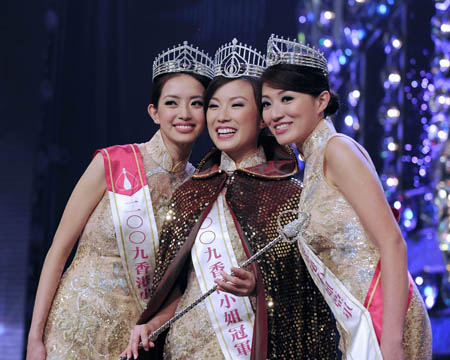 Sandy Lau (C) stands with first runner up Germaine Li (R) and second runner up Mizuni Hung during the Miss Hong Kong 2009 pageant in Hong Kong, south China, on August 22, 2009. 