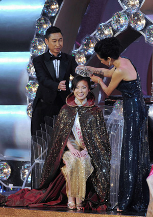 Sandy Lau (C) is crowned during Miss Hong Kong 2009 pageant, in Hong Kong, south China, on August 22, 2009.