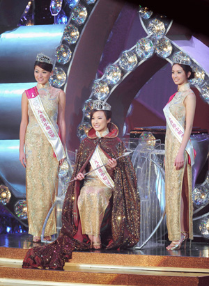 Sandy Lau (C) poses for a photo with first runner up Germaine Li (R) and second runner up Mizuni Hung during the Miss Hong Kong 2009 pageant in Hong Kong, south China, on August 22, 2009. 