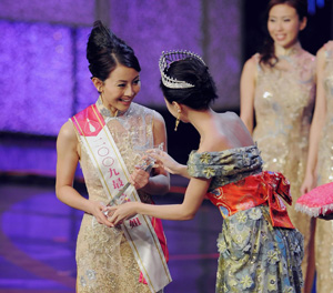 Candy Yuen (L) is titled with Miss Photogenic during the Miss Hong Kong 2009 pageant in Hong Kong, south China, on August 22, 2009.