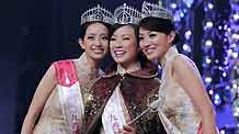 Sandy Lau (C) stands with first runner up Germaine Li (R) and second runner up Mizuni Hung during the Miss Hong Kong 2009 pageant in Hong Kong, south China, on August 22, 2009.