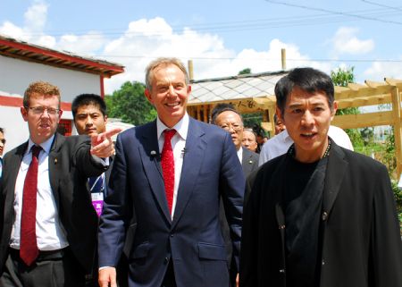 British Prime Minister Tony Blair (2nd R) and Chinese actor Jet Li (1st R) visit Baigongzhai Village in Guiyang, capital of southwest China's Guizhou Province, on August 22, 2009.