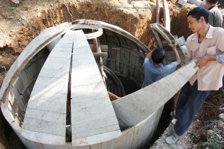 Villagers of Liangli Village prepare to mould a biogas pit in Fengshan County of southwest China&apos;s Guangxi Zhuang Autonomous Region, August 22, 2009.