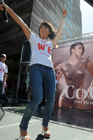 Pop singer Coco Lee attends a promotion event of her new album in Taipei, southeast China's Taiwan Province, August 23, 2009, during which she raises donations for the typhoon Morakot hit area in Taiwan by rummage sales of T-shirts designed by herself with a designing group. 