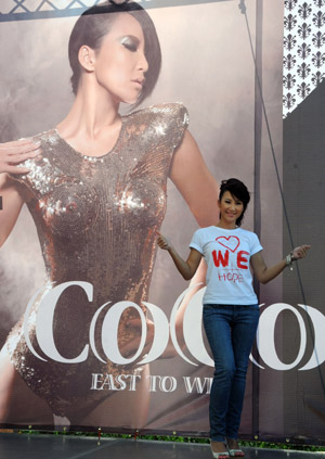 Pop singer Coco Lee attends a promotion event of her new album in Taipei, southeast China's Taiwan Province, August 23, 2009, during which she raises donations for the typhoon Morakot hit area in Taiwan by rummage sales of T-shirts designed by herself with a designing group.
