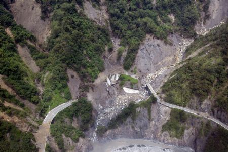 Photo taken on August 24, 2009 shows the severely-damaged Nanheng Road section across the Taoyuan Village of Kaohsiung County, southeast China's Taiwan.