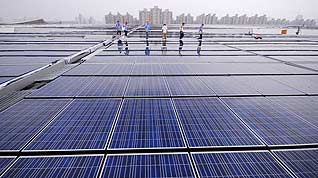 Photo taken on August 23, 2009 shows the solar power-generating panel roof of the Shanghai-Expo 2009 Theme Pavilion, the largest of its kind in single unit which was just finished for installation, in east China's Shanghai Municipality.