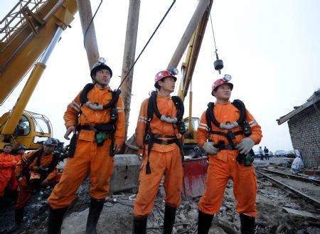 Rescuers get ready to get into the well to search for survivors at the site of the gas blast in Heshun County in Jinzhong City, north China's Shanxi Province, on August 25, 2009.