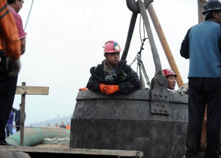 Rescuers get ready to get into the well to search for survivors at the site of the gas blast in Heshun County in Jinzhong City, north China's Shanxi Province, on August 25, 2009.