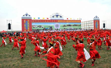 Performers put on a grand show of traditional Mongolian Andai Dance during the opening ceremony of the first traditional sports meeting of the ethnic groups of Baotou City, north China's Inner Mongolia Autonomous Region, August 25, 2009. 