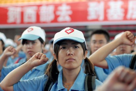 Postgraduates who are about to set out on their obligation as assisting tutors take the oaths during the setting-off ceremony in Guiyang, southwest China's Guizhou Province, August 25, 2009.
