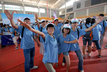 Postgraduate volunteers who are to set out on their obligation as assisting tutors to Inner Mongolia pose for photos during the setting-off ceremony in Guiyang, southwest China's Guizhou Province, August 25, 2009. 