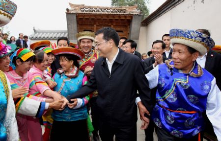 Chinese Vice Premier Li Keqiang (C) visits villagers of Xiaozhuang Village, Huzhu Tu Autonomous County, northwest China's Qinghai Province, August 24, 2009.