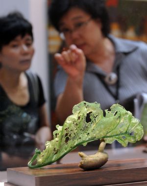 People view jade sculpture on the Craft Taiwan 2009 in Taipei, southeast China's Taiwan Province, August 27, 2009. The Craft Taiwan 2009 will open to the public on Friday with over 100 craftwork from nearly 60 artists on shown. The income of charity sale during the Craft Taiwan 2009 will be donated to the area hit by typhoon Morakot in Taiwan.