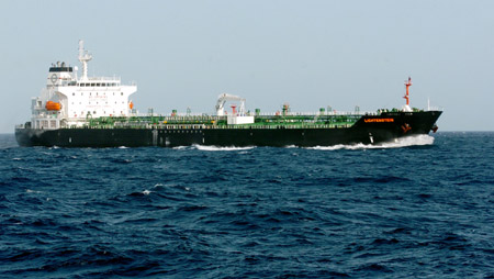 South Korean merchant vessel "Lichtenstein" follows the Chinese escort flotilla in the eastern waters of the Gulf of Aden, Aug. 27, 2009. (Xinhua/Guo Gang)