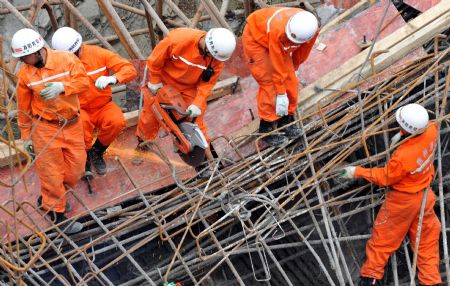 Rescuers work at the scene of a bridge collapse accident in Guiyang, southwest China's Guizhou Province, August 31, 2009. Four workers were injured and two others are missing when a railway-highway bridge under construction collapsed Monday in Guiyang.