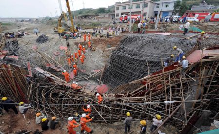 Rescuers work at the scene of a bridge collapse accident in Guiyang, southwest China's Guizhou Province, August 31, 2009.