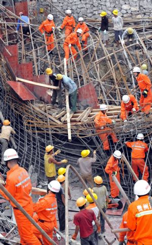 Rescuers work at the scene of a bridge collapse accident in Guiyang, southwest China's Guizhou Province, August 31, 2009.